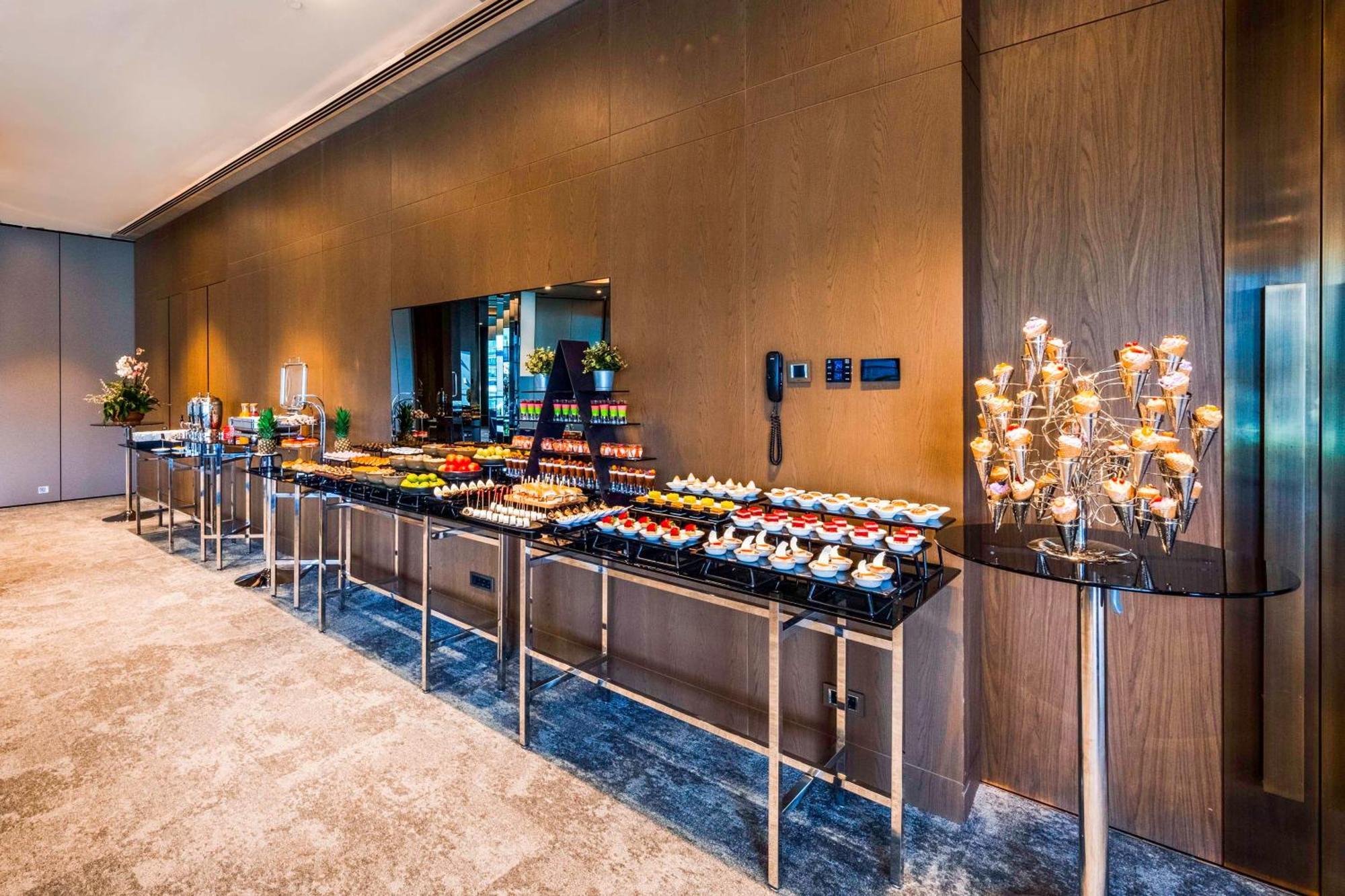 Radisson Collection Hotel, Vadistanbul Exterior photo A buffet at a hotel