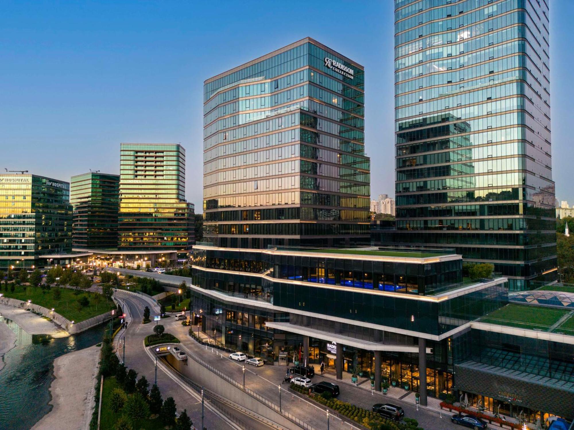 Radisson Collection Hotel, Vadistanbul Exterior photo The complex at night